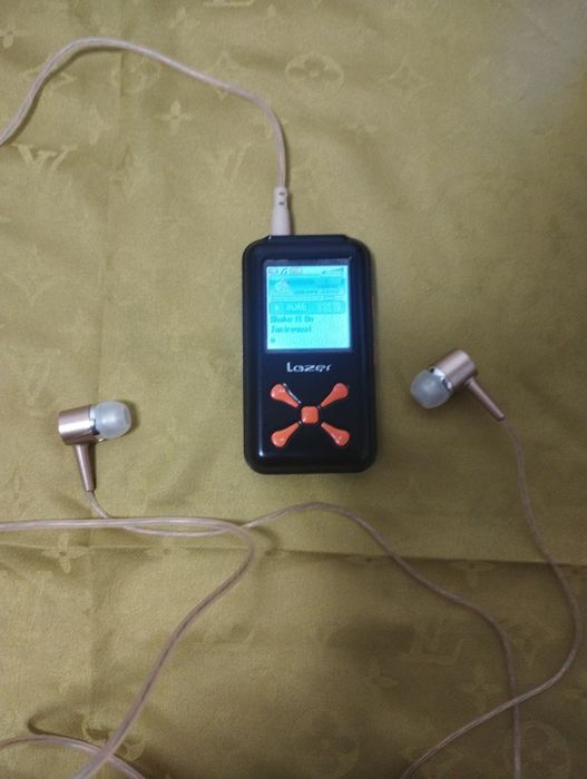 Assalom alekum Mp3 player Sotiladi holati rasmdagidek holat