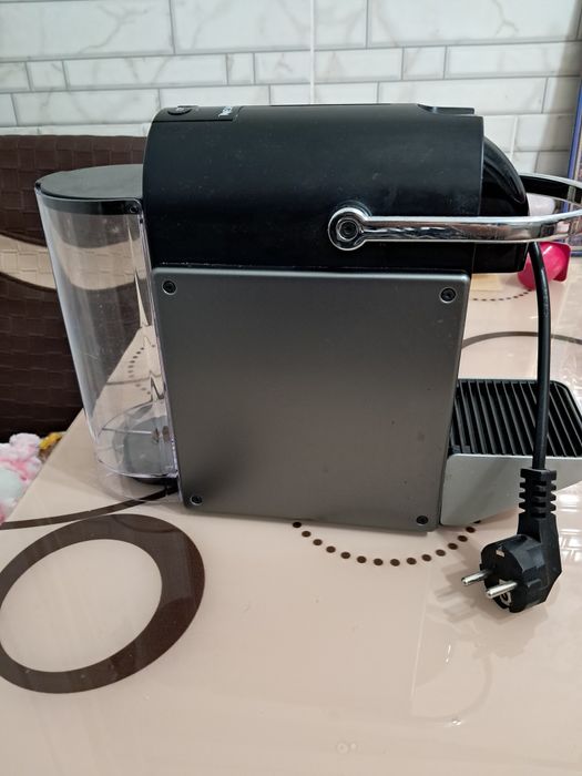 Vând nespresso pixie