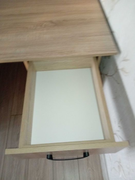 Стол новый с шкафами