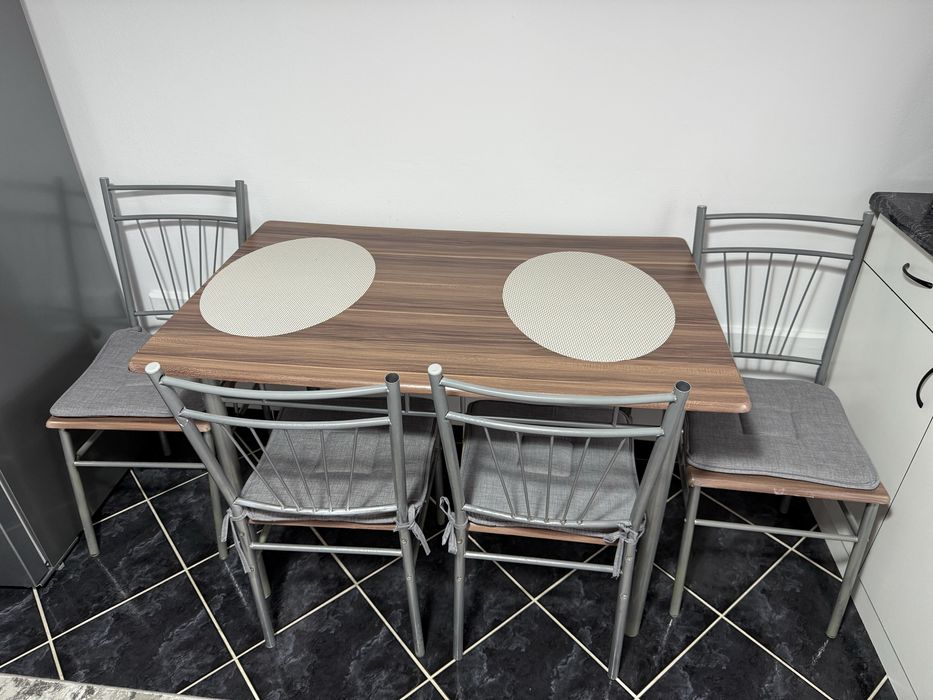 Vand masa cu patru scaune