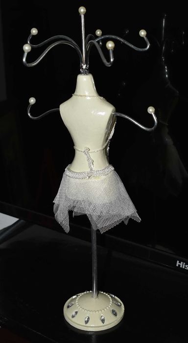 Стойка за бижута