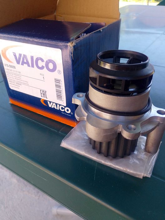 Водна помпа нова Vaico  V10-500550