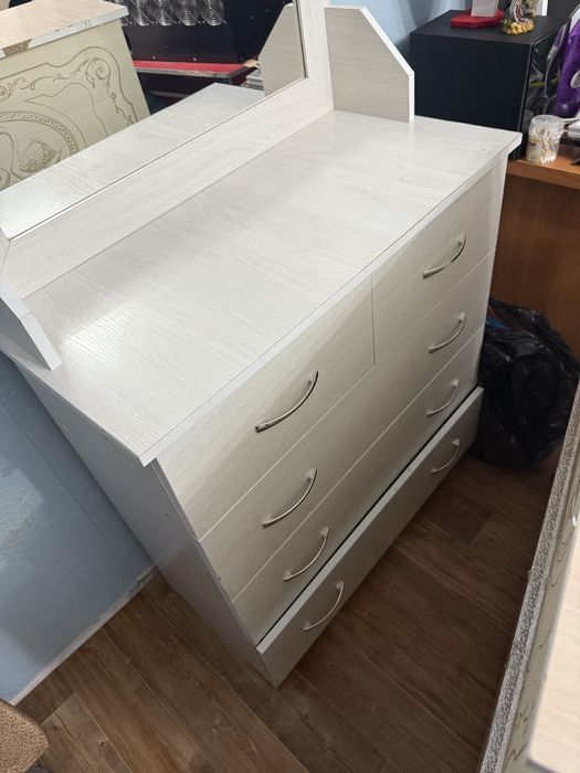 Продам трюмо с зеркалом