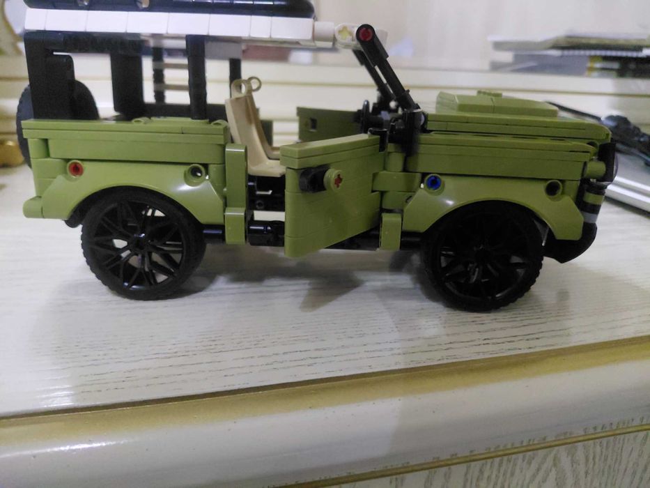 Range Rover Defender o'yinchoq mashinasi.