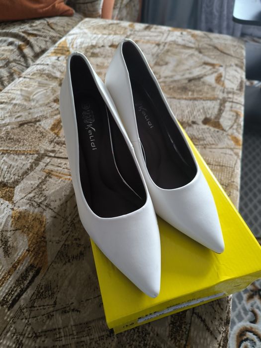 Белые туфли лодочки