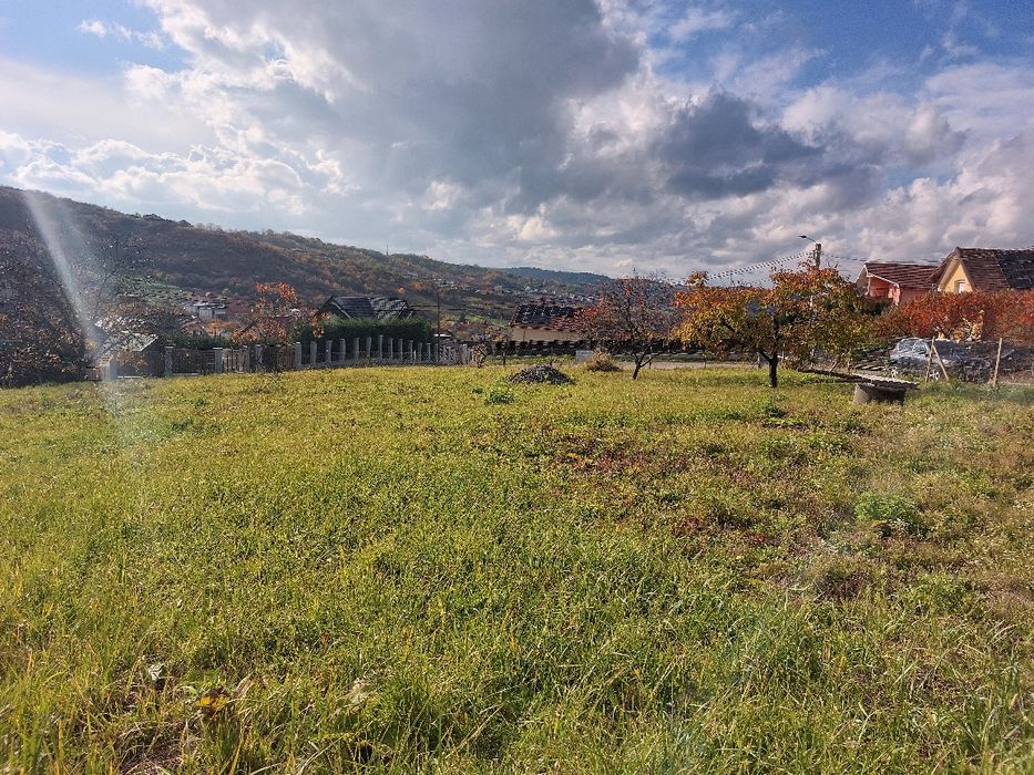 Teren intravilan front 100 m