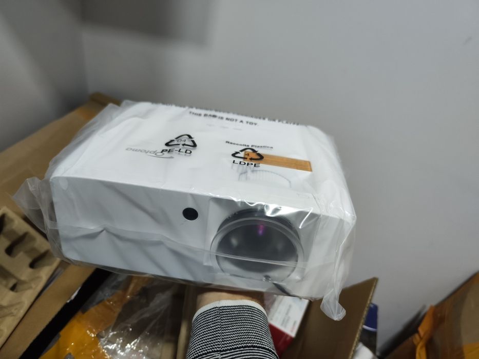 Продам проекторы 3шт, все новые.