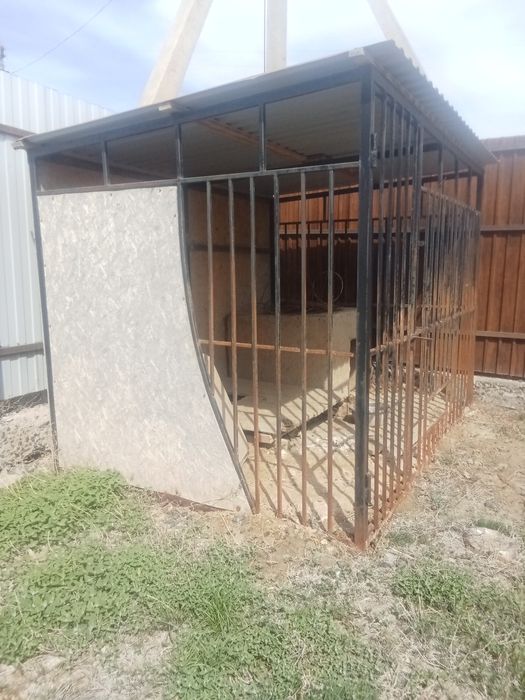 вольер в хорошем состоянии.