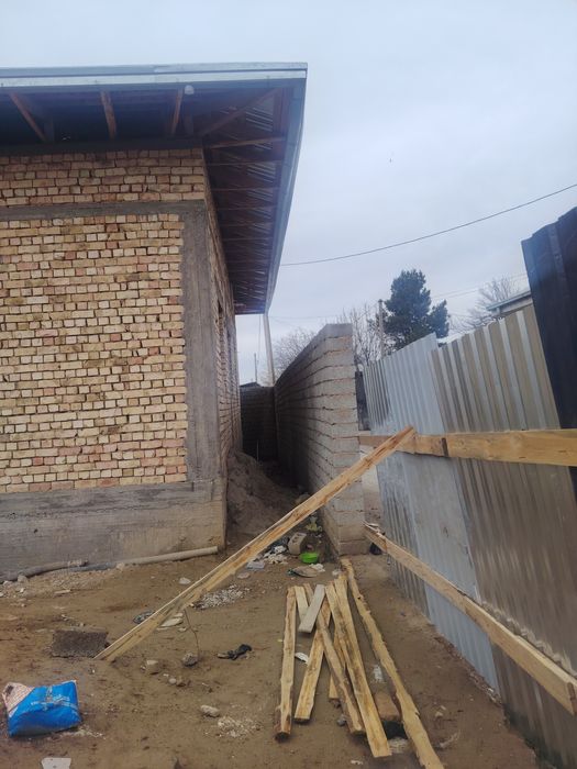 Uy sotiladi tomi yopib qoyilgan