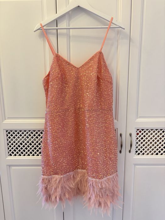 Модна дамска рокля топ модел с пера