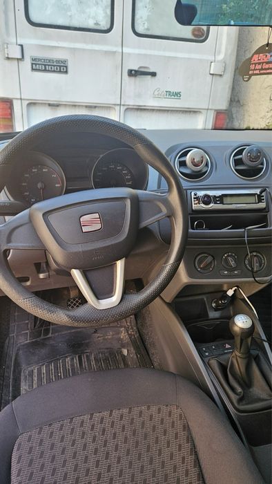 SEAT Ibiza 1.2 benzină, 2009 – Roșu, AC, 1,900 € – URGENT