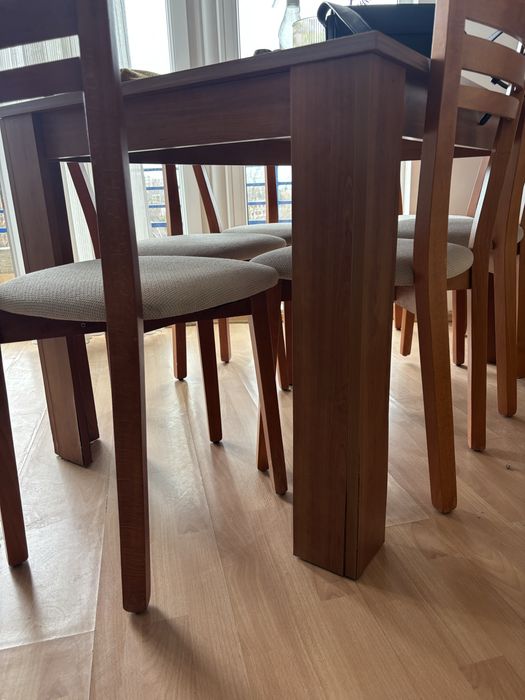 Шест трапезни стола и подарък маса