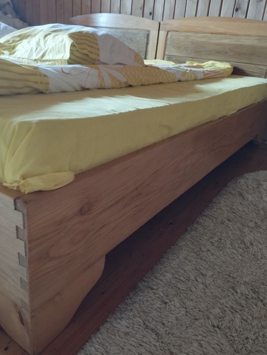 2 uși și 2 paturi din lemn masiv