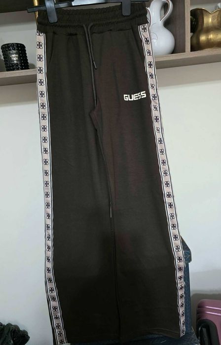 Pantaloni si tricou Guess