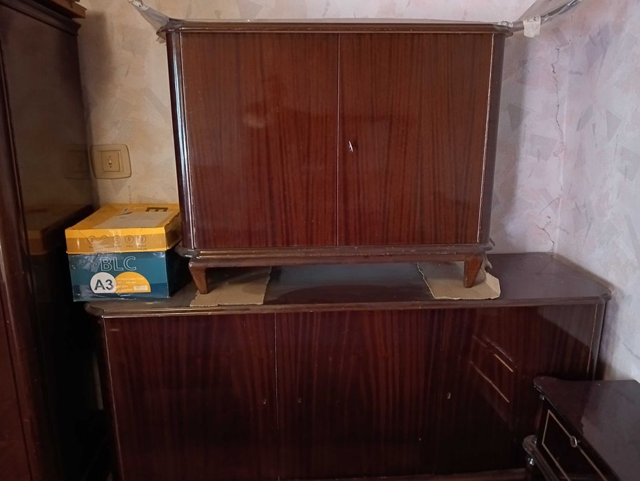 Mobila veche, vitrina, comodă, masă extensibilă, dulapuri