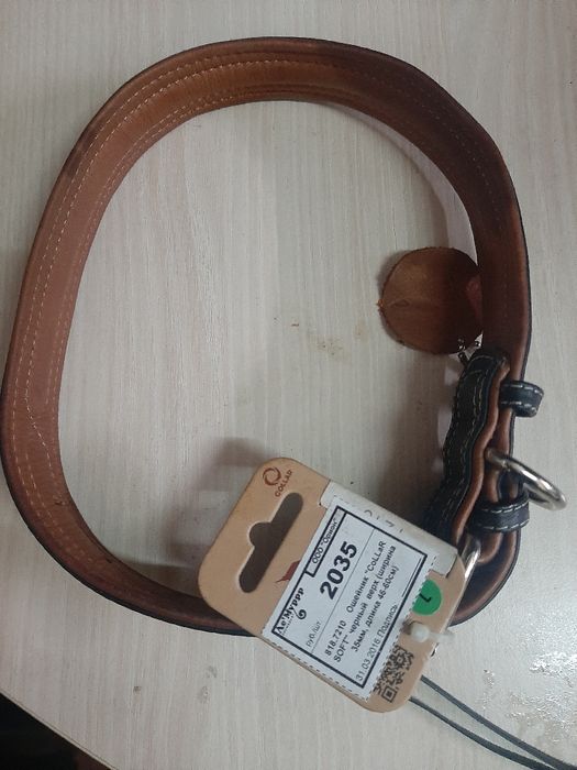 Кожени каишки и метален повод за куче.