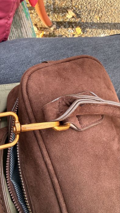 Малка чанта от еко велур с дълга дръжка.