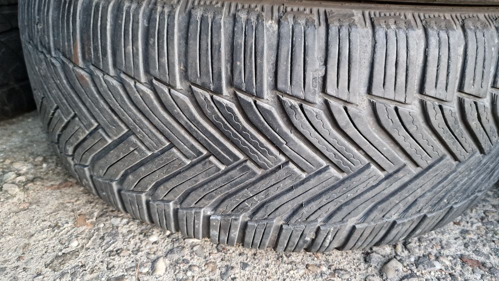 215 45 17 Michelin 2 anvelope iarna