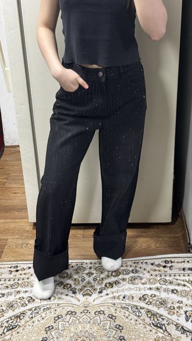 Блестящие джинсы как раз в моде