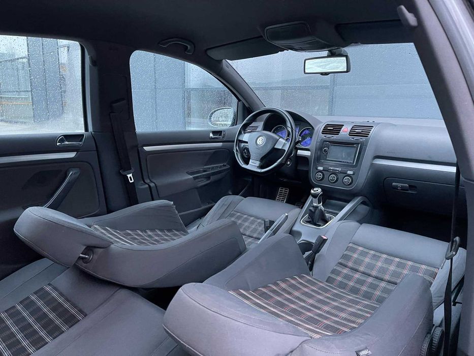 Volkswagen Golf 5 GTI 2.0 TFSI / cutie manuala