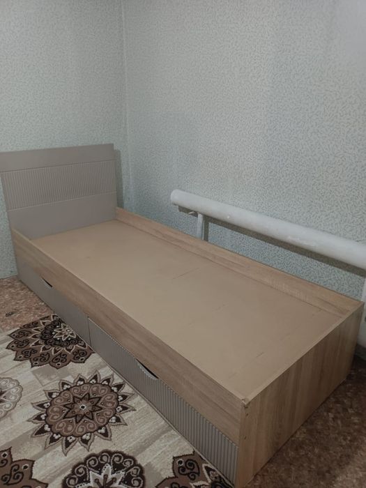 1 адамдық төсек сатылады.