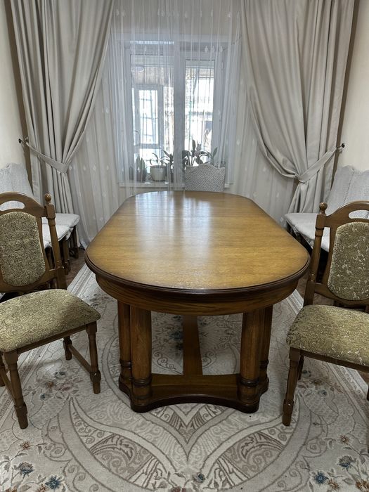 Стол и стулья в хорошем состоянии