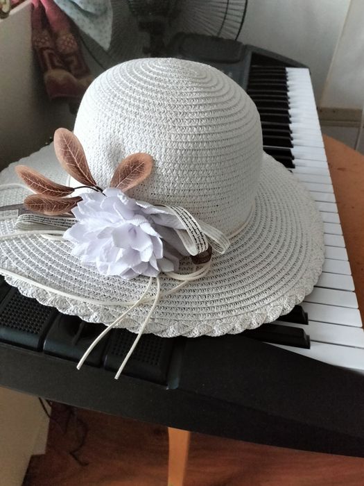 Шляпа белая летняя