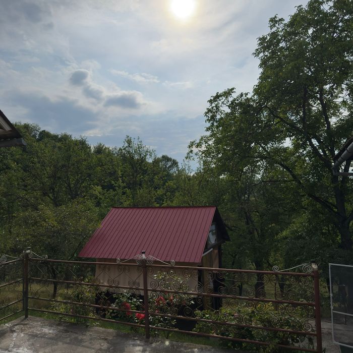 Casă cu grădină, anexe și teren