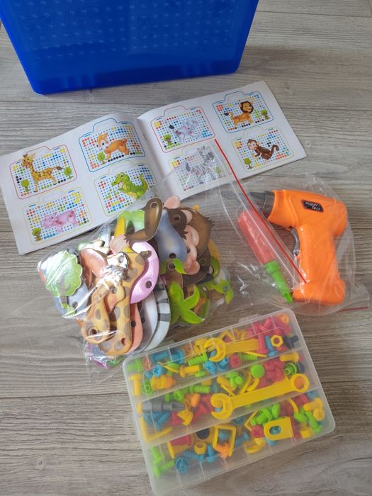 Продам пакет игрушек для мальчика конструктор машинки