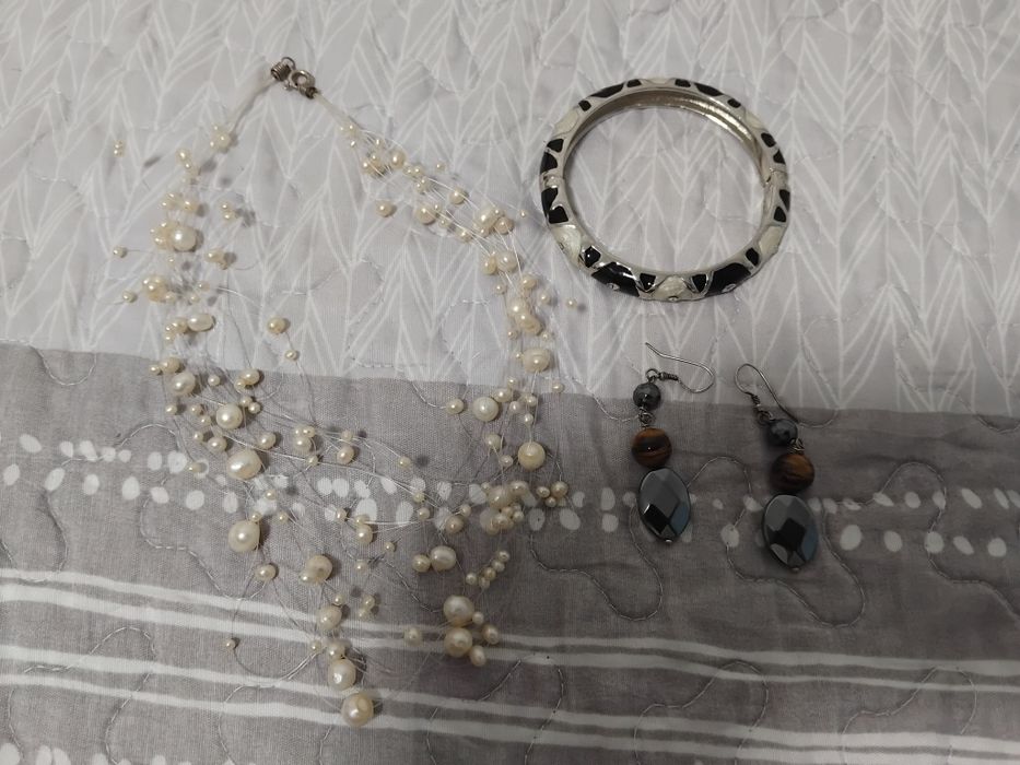 Set colier perle alb,cerceii incheietoarea argento,bratara