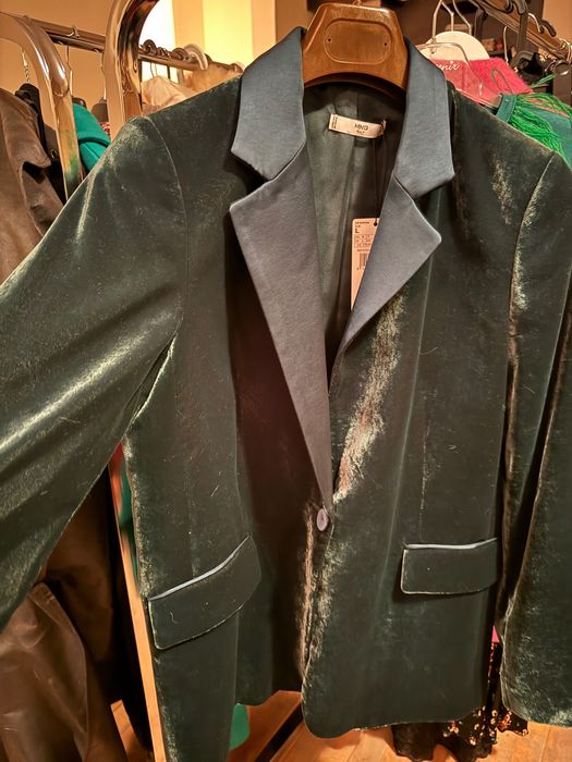 Зелено сако от кадифе и сатенена рокля на цветя