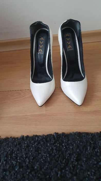 Официални обувки в бяло