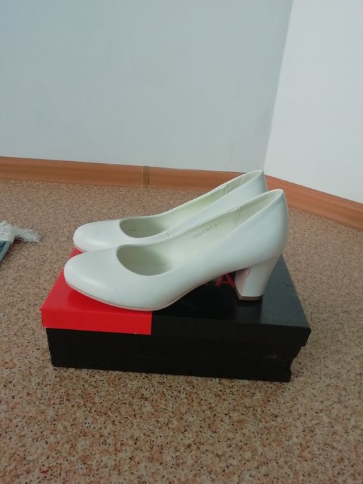 Продам белые туфли