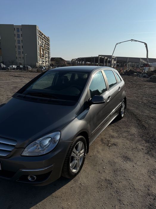 Mercedes-Benz b180