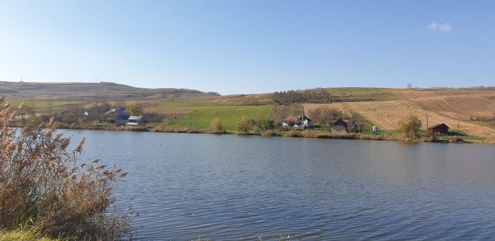 Teren intravilan cu front la Lac