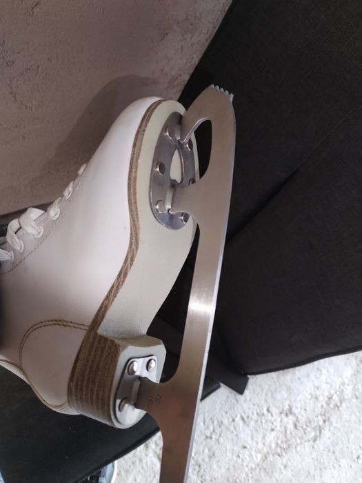 Кънки за фигурно пързаляне