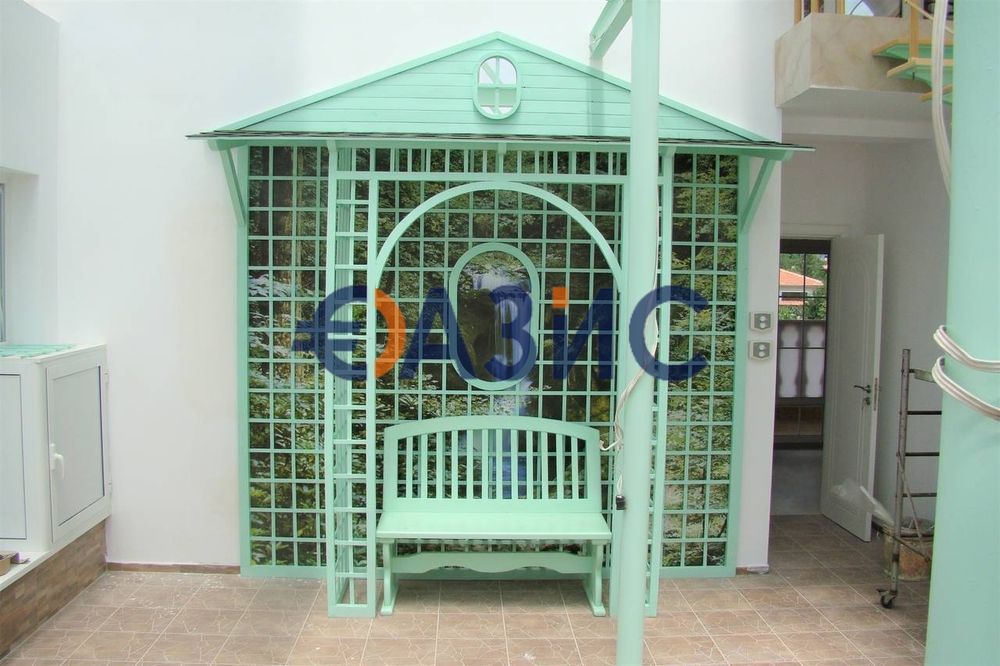 Луксозна десетстайна вила с асансьор и басейн на парцел от 969 кв. м.,