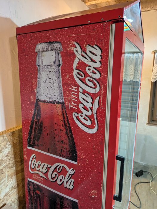 Продавам професионална хладилна витрина на Coca Cola.