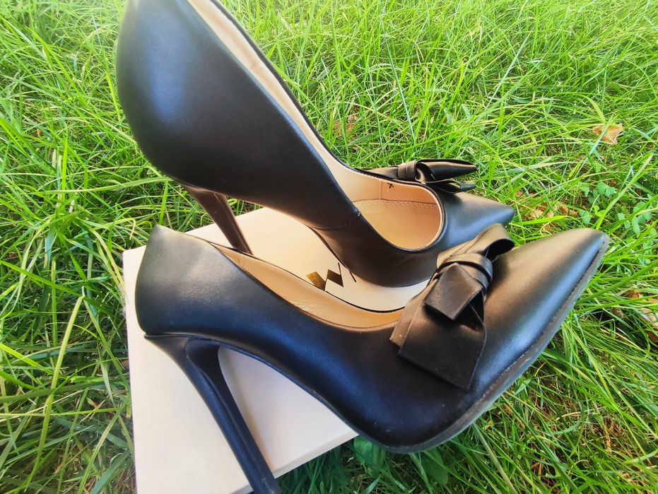 Черни кожени обувки с панделка