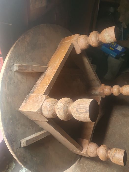 Деревянный круглый стол