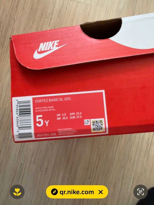 бели Nike Cortez