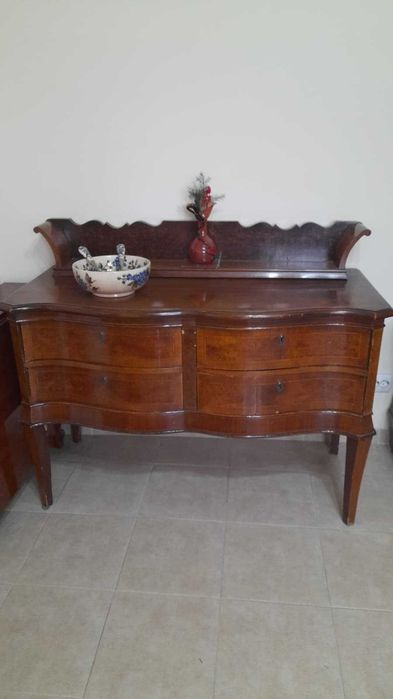 Vând mobilă de sufragerie din lemn furniruită