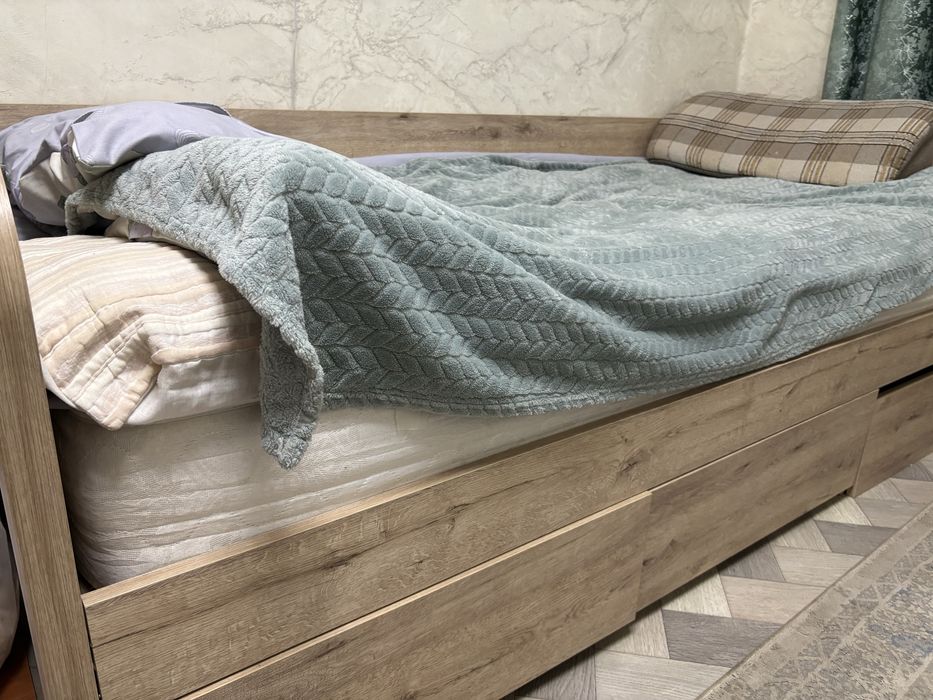 Шифоньер с кроватью