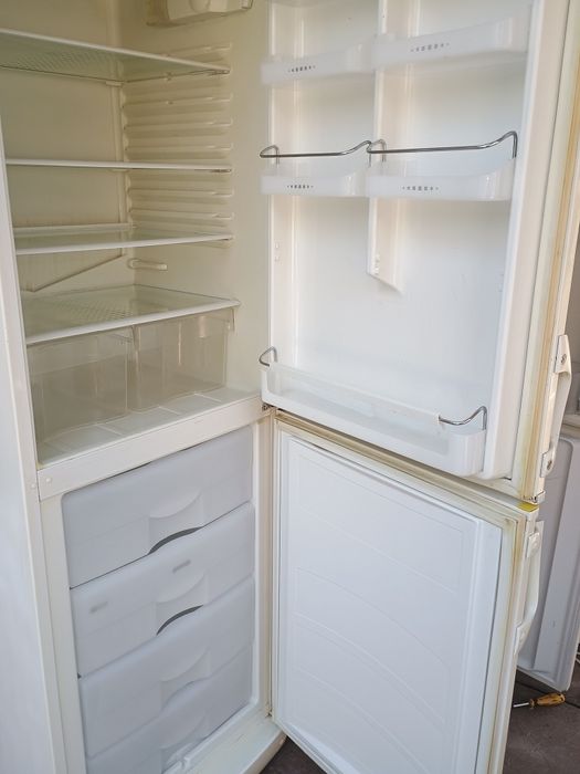 Frigider tip combină frigorifică înaltă Whirlpool 2