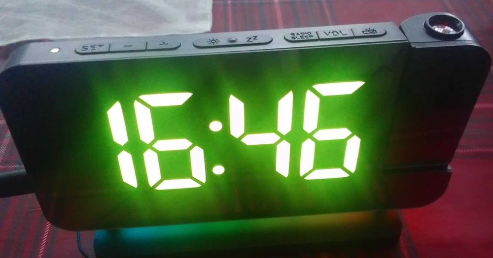 Часовник с радио, будилник и проектор на часа за стената