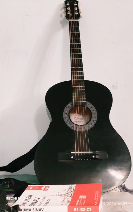 Akustik gitara sotilodi. Manzil urganch shahar gurlenski