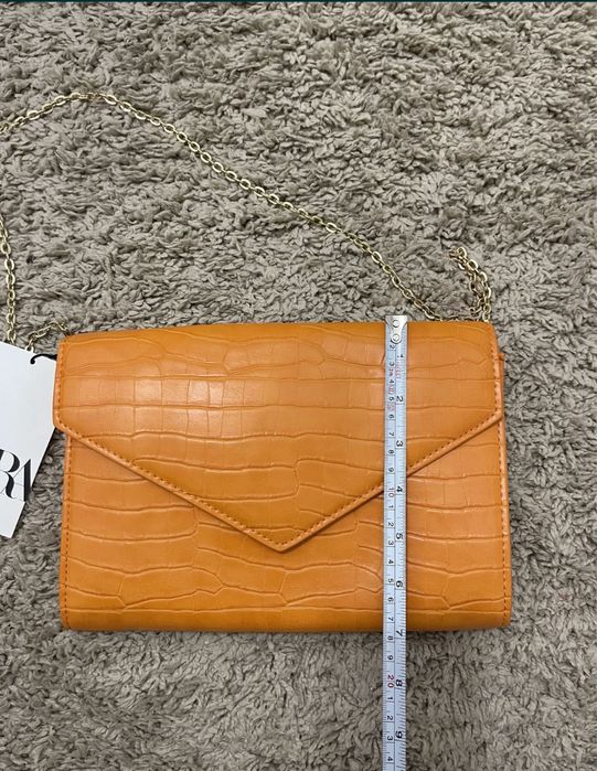 Geanta portocalie zara tip plic cu lant metalic auriu Noua cu eticheta