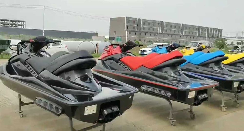 ЛУКСОЗНИ Jet Ski (3 местна) (4-тактов, 1400 коня) (4 ЦВЯТА)