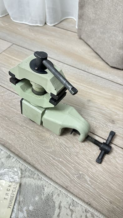 Продам тиски универсальные