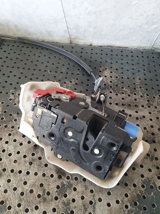 Broasca usa stanga fata vw touran 1t
